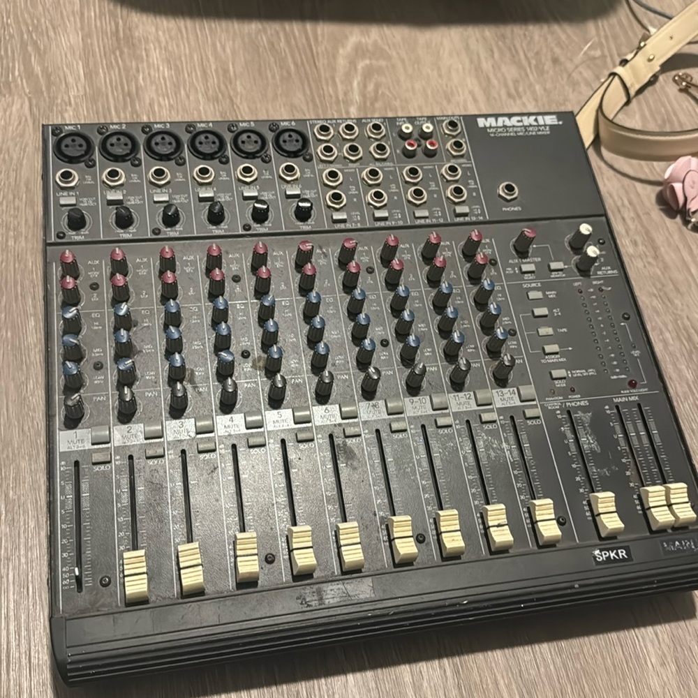 Mackie sound board 14 channels